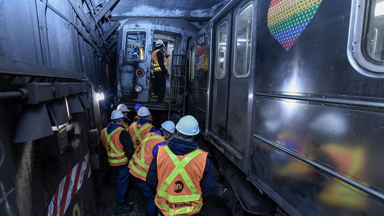 纽约市地铁在脱轨事故后持续中断